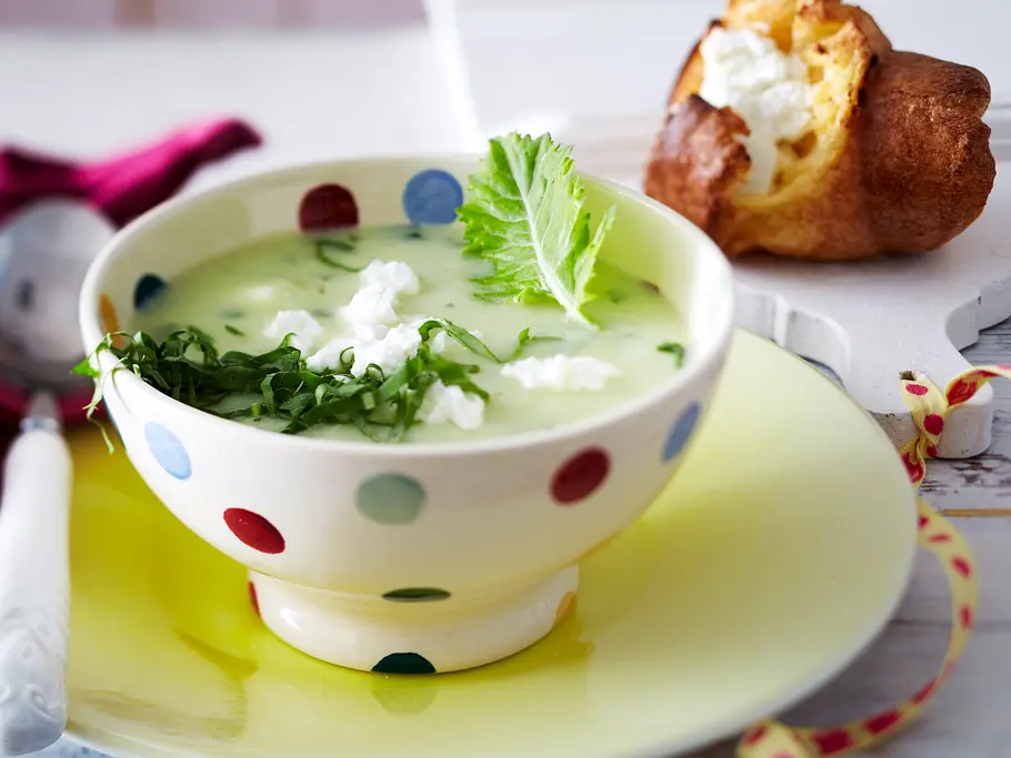 Ostermenü vegetarisch: Kohlrabisüppchen mit Popovers Ostermenü vegetarisch: Kohlrabisüppchen mit Popovers