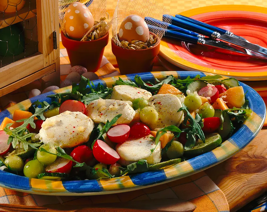 Ostermenü: Vegetarischer Frühlingssalat mit gratiniertem Ziegenkäse, Radieschen und Melone Ostermenü: Vegetarischer Frühlingssalat mit gratiniertem Ziegenkäse, Radieschen und Melone