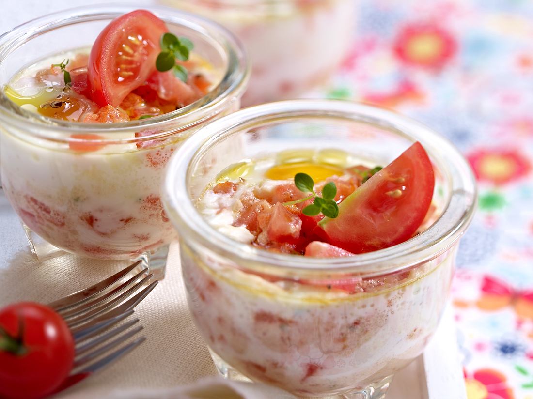 Eiertöpfchen mit Tomaten zur Vorspeise Eiertöpfchen mit Tomaten zur Vorspeise