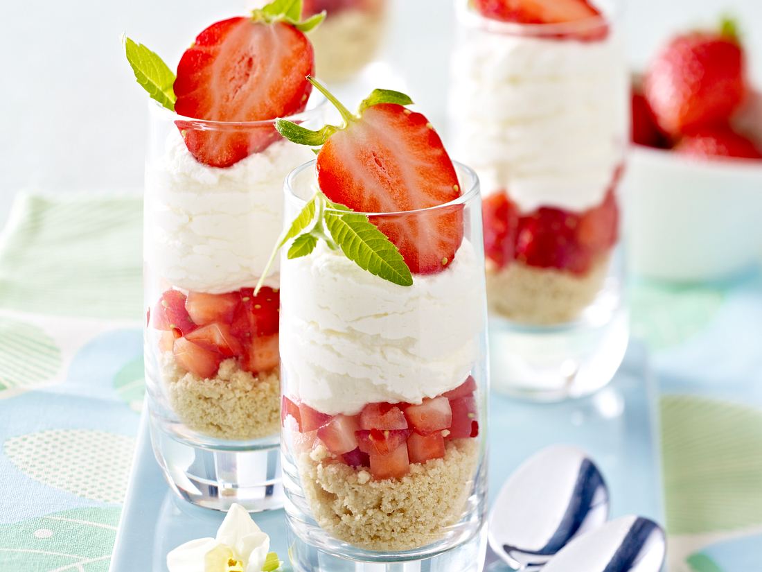 Erdbeeren auf Mürbeteigplätzchen mit weißer Schokolade Erdbeeren auf Mürbeteigplätzchen mit weißer Schokolade