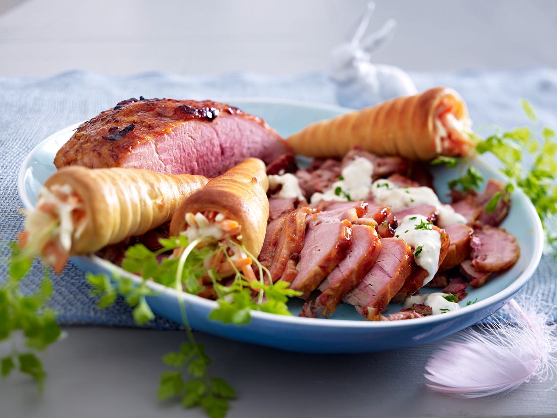 Schinkenbraten mit Bärlauchremoulade und Karottenhörnchen bilden die Hauptspeise Schinkenbraten mit Bärlauchremoulade und Karottenhörnchen bilden die Hauptspeise