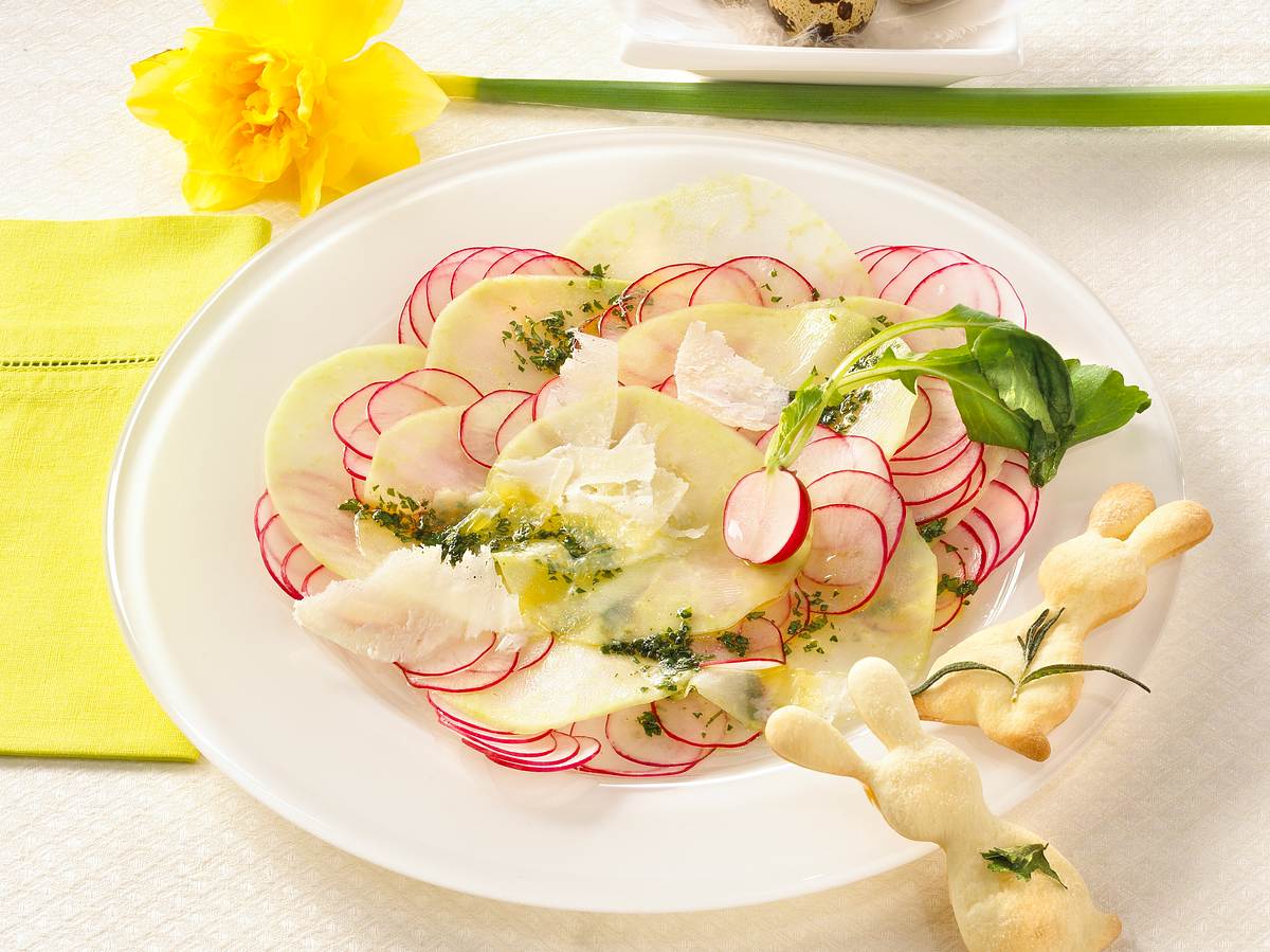 Osterrezept vegetarisch: Kohlrabi-Carpaccio mit Parmesan und Brunnenkresse