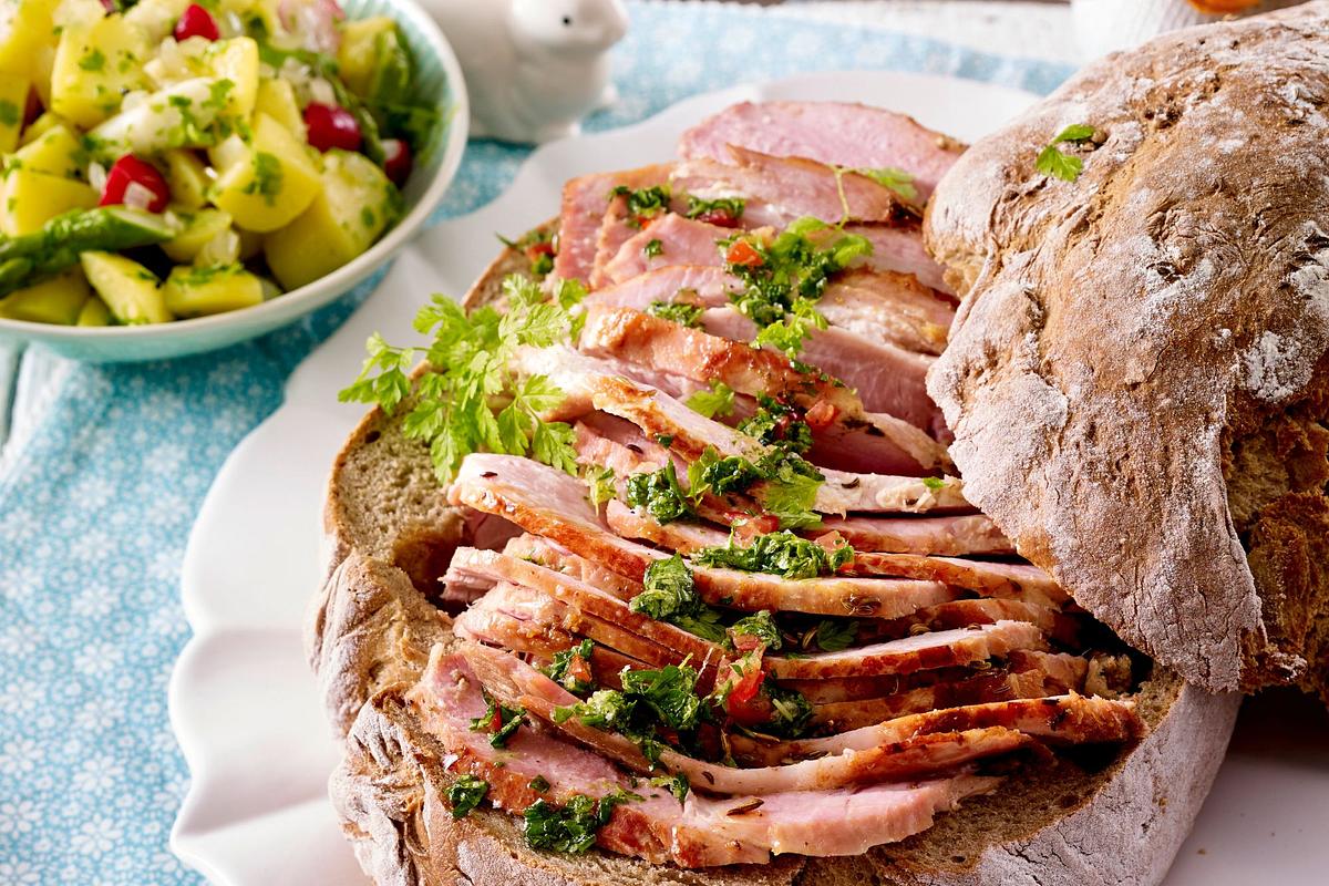 Osterschinken im Brotteig: Frühlingshaftes Rezept mit Kartoffel-Spargelsalat