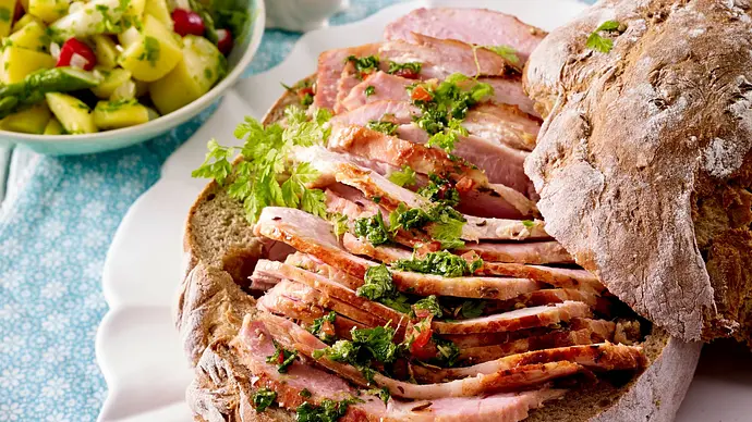 Osterschinken im Brotteig: Frühlingshaftes Rezept mit Kartoffel-Spargelsalat - Foto: Bauer Media Group