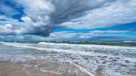 Ostsee bei Prerow: Ist bald kein Badeurlaub an der deutschen Küste mehr möglich? (Themenbild) - Foto: RicoK69/iStock