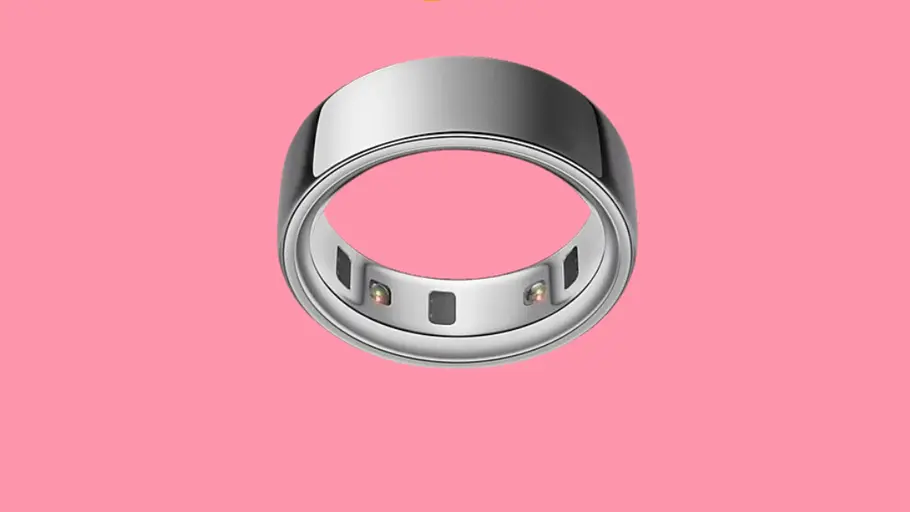 oura-ring-weihnachten-amazon-deal-wunderweib Oura Ring in Silber auf pinken Hintergrund mit Amazon Logo.
