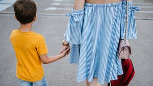 Outfit Einschulung an einer Mutter mit Kind - Foto:  iStock/Vuk Saric 