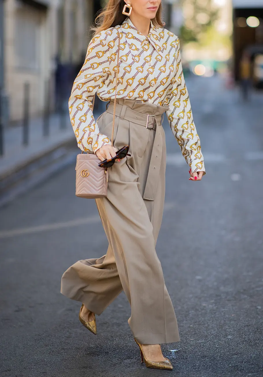 Blusen - vor allem Hemdblusen - passen traumhaft zu Hosen im Paperbag-Style. Ihr maskuliner Touch liebt die feminine Silhouette einfach... 