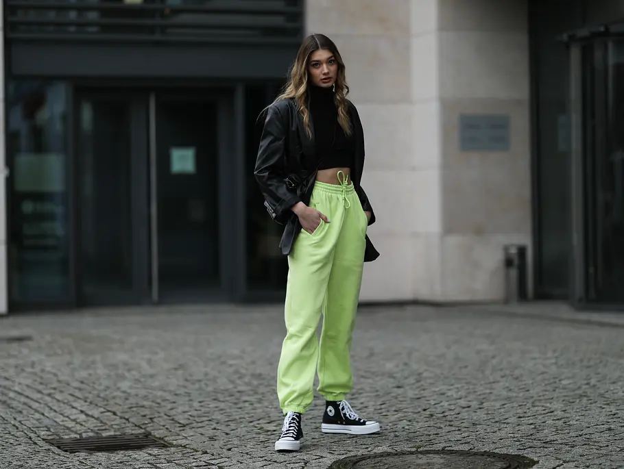 Outfit mit Jogginghose Outfit mit Jogginghose, Sneaker und Oversize-Blazer.