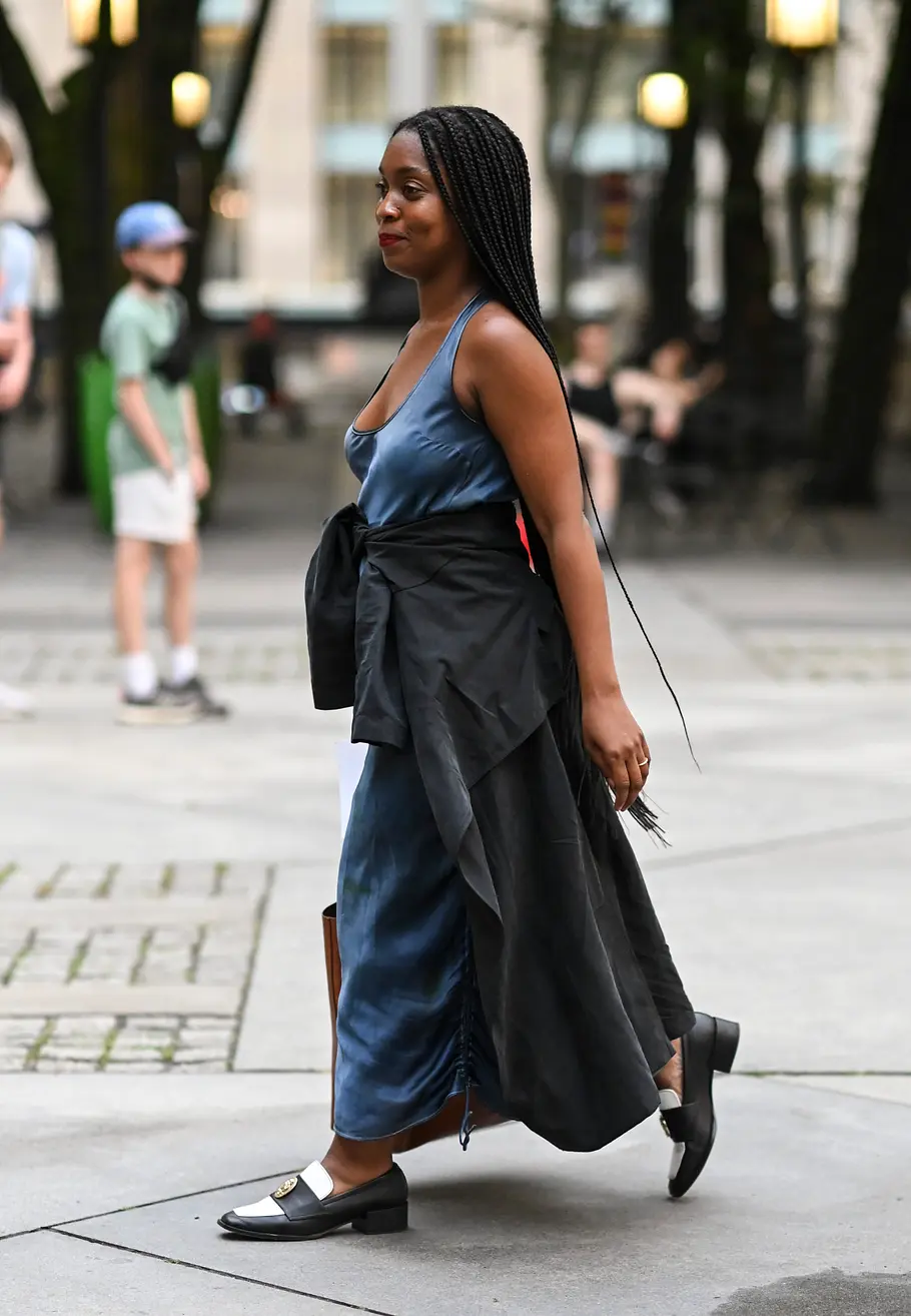 Outfit mit Loafer und Maxi-Kleid.