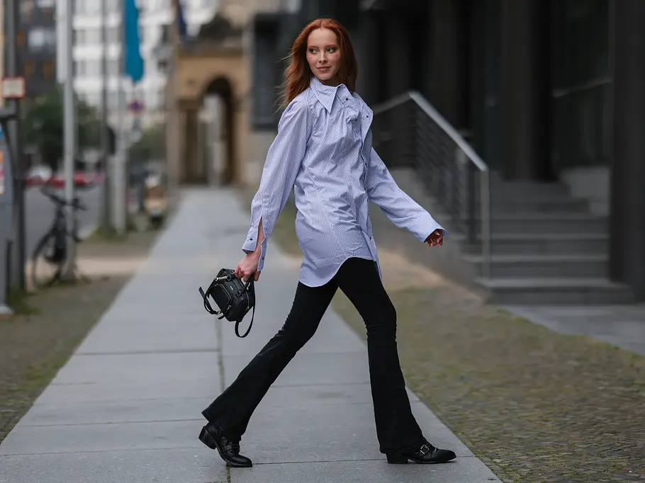 Outfit mit schwarzen Jeans und Oversize-Bluse Outfit mit schwarzen Jeans und Oversize-Bluse.