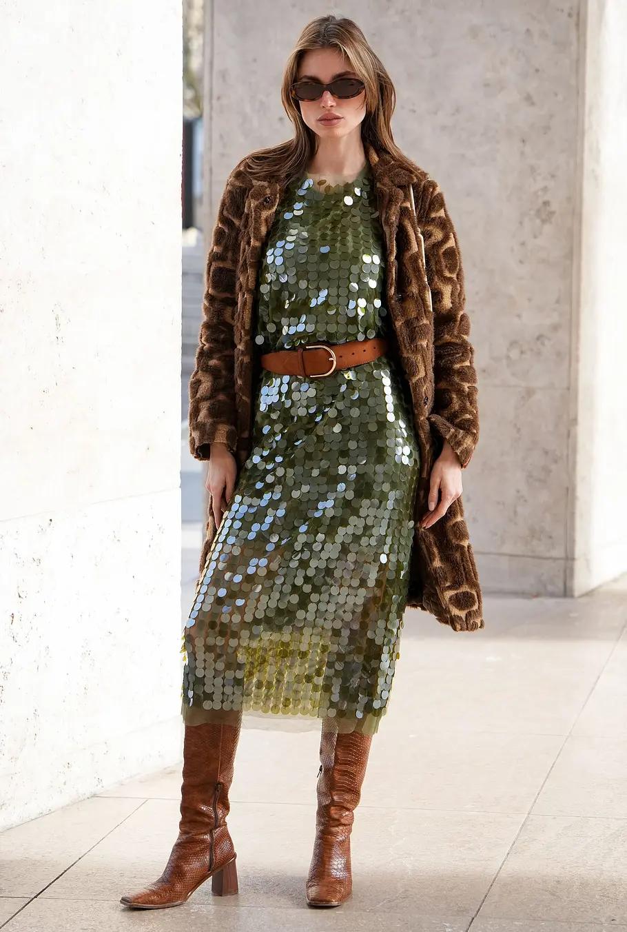 Outfit Weihnachtsfeier Ideen: Streetstyle mit Paillettenkleid 