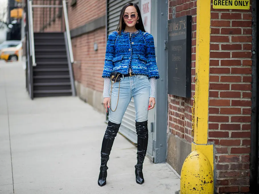 Cropped Flare Jeans mit Overknees kombinieren Overknee-Stiefel-Outfit mit Jeans.