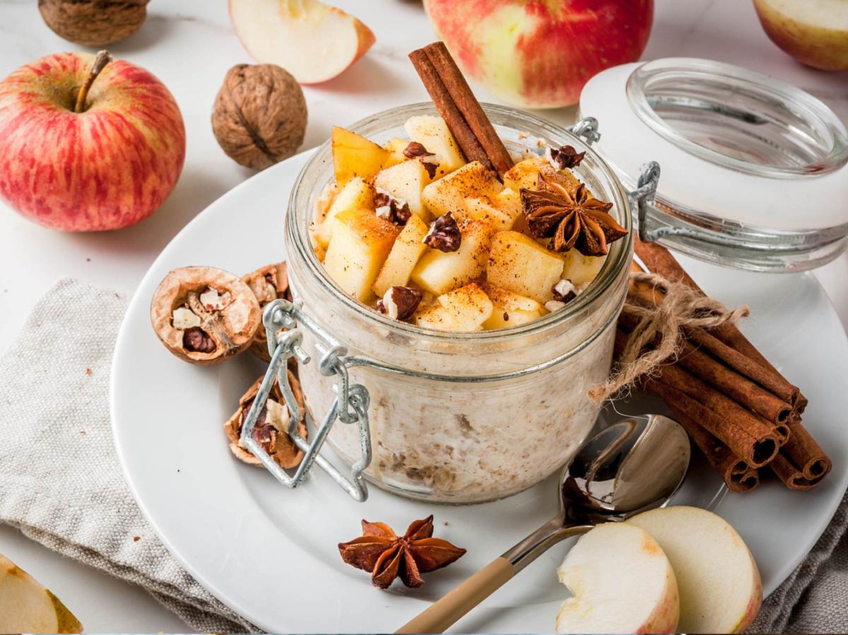 Schmeckt nach Weihnachten und lässt sich super vorbereiten: Overnight Oats mit Äpfeln.