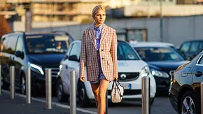 Oversize-Blazer sind eine modische Wunderwaffe. Wir verraten, wie du sie für jede Gelegenheit kombinieren kannst. - Foto: Getty Images / Edward Berthelot Oversize-Blazer sind eine modische Wunderwaffe. Wir verraten, wie du sie für jede Gelegenheit kombinieren kannst. - Foto: Getty Images / Edward Berthelot