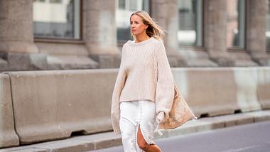 Oversize-Pullover zu kombinieren ist eigentlich ganz einfach, denn sie stehen jeder Frau. - Foto: Getty Images