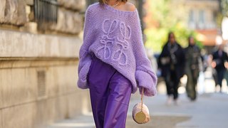 Ein Grund, die kältere Jahreszeit zu lieben, heißt „Oversize-Pullover“. Wie du ihn kombinierst und viele andere Pullis und Stylingmöglichkeiten für jede Figur findest du hier. - Foto: Edward Berthelot / Getty Images