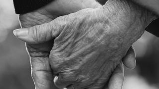 Rührend: Ein Ehepaar stirbt gleichzeitig nach 70 Jahren Ehe - und das Hand in Hand - Foto: iStock/jacoblund