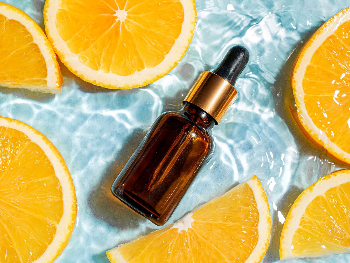 Serum im Pool zwischen Orangen-Scheiben