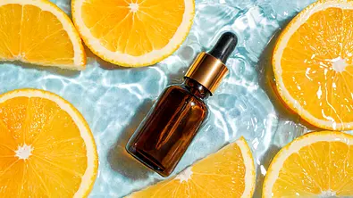 Serum im Pool zwischen Orangen-Scheiben - Foto: istock/ Mizina
