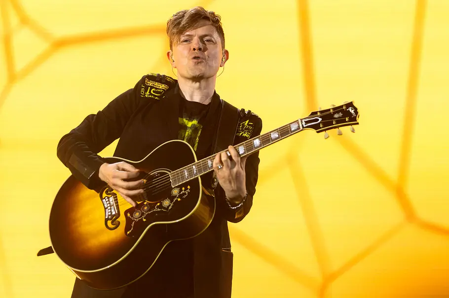 Paddy Kelly während einer Show mit Gitarre.