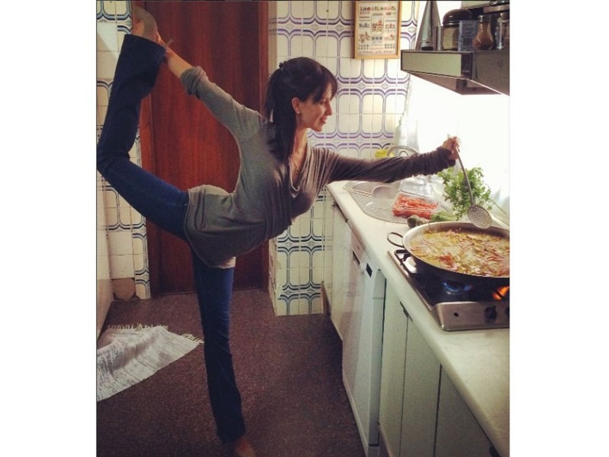 paella pose nannte hilaria baldwin diesen schnappschuss aus der kueche