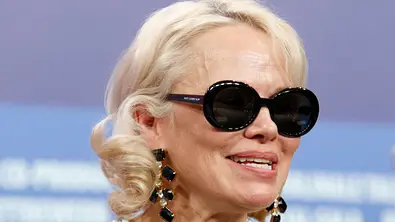 Pamela Anderson Berlinale Look mit Statement Brille und schwarzen Ohrringen - Foto:  IMAGO / Future Image