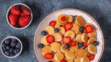 Ob groß oder klein, Pancakes schmecken immer. - Foto: iStock/tbralnina
