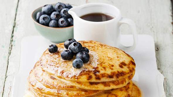 Paleo Pancakes sind arm an Kohlenhydraten und reich an Eiweiß.