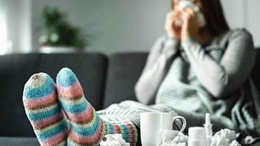 Papageienkrankheit - Symptome wie Erkältung: Kranke Frau auf dem Sofa (Themenbild) - Foto: Tero Vesalainen/iStock