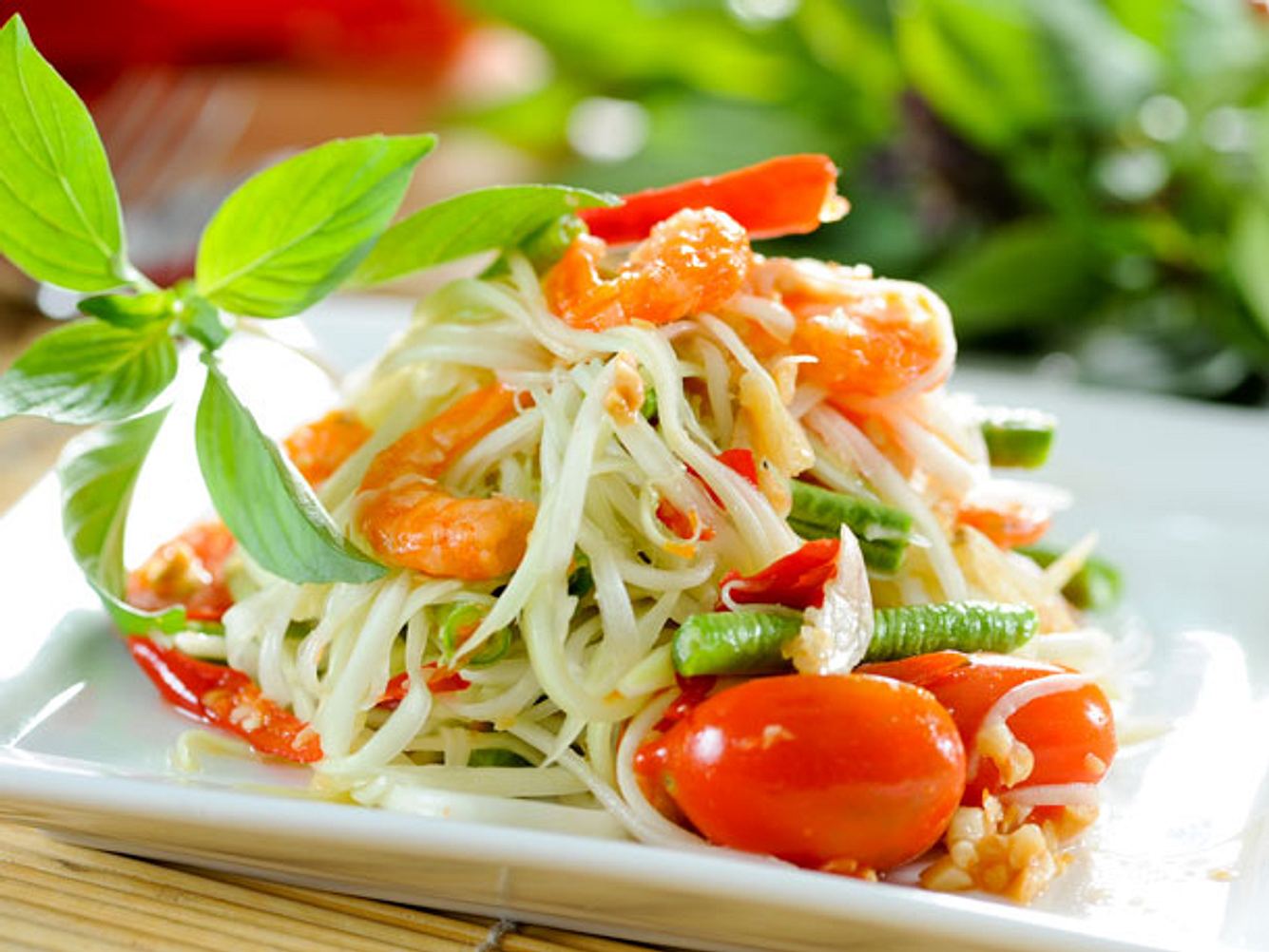 Essen nach dem Fasten - Papaya-Shrimps-Salat eignet sich sehr gut zum Fastenbrechen.
