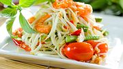 Essen nach dem Fasten - Papaya-Shrimps-Salat eignet sich sehr gut zum Fastenbrechen. - Foto: iStock