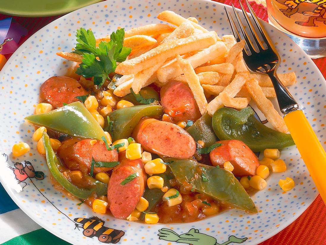 Paprika-Wurstgulasch Rezept mit Pommes: Schmeckt Groß und Klein! Paprika-Wurstgulasch Rezept mit Pommes: Schmeckt Groß und Klein!