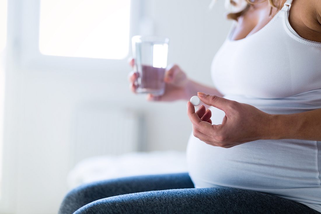 Paracetamol in der Schwangerschaft: Kann es Folgen haben? (Themenbild)