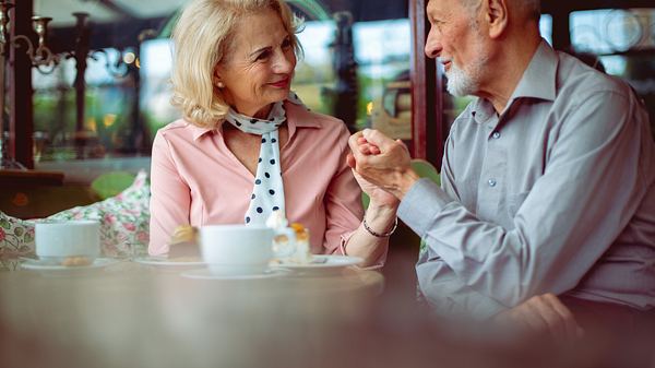 Partner*innensuche ab 60: Expertin verrät: „So anders ist Dating im Alter“ - Foto: LukaTDB/iStock