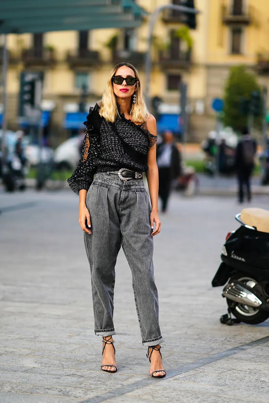 Party-Outfit mit grauer Jeans Party-Outfit mit grauer Jeans.