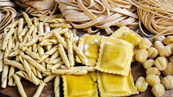 Nudeln sind mit dem richtigen Pastateig Rezept, schnell selber machen. - Foto: iStock/KroXi