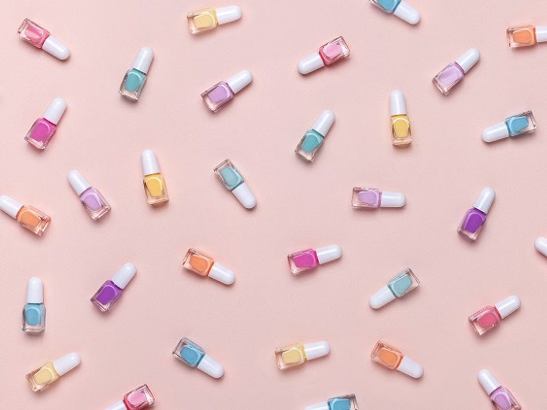 Pastell-Nagellack Verschiedene Fläschchen mit Pastell-Nagellack
