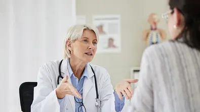 Deine Rechte als Patient: Hier wird dir geholfen - Foto: PeopleImages/iStock (Symbolbild)