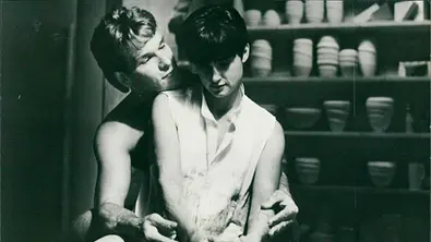 Das Lied aus Ghost weckt Erinnerungen - Demi Moore und Patrick Swayze in der berühmten Töpfer-Szene. - Foto: IMAGO / United Archives Entertainment