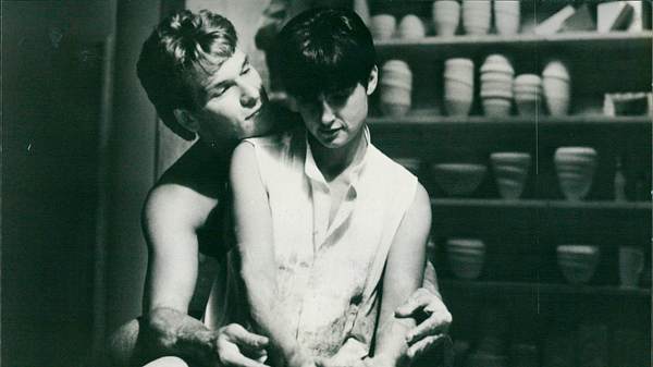 Das Lied aus Ghost weckt Erinnerungen - Demi Moore und Patrick Swayze in der berühmten Töpfer-Szene. - Foto: IMAGO / United Archives Entertainment