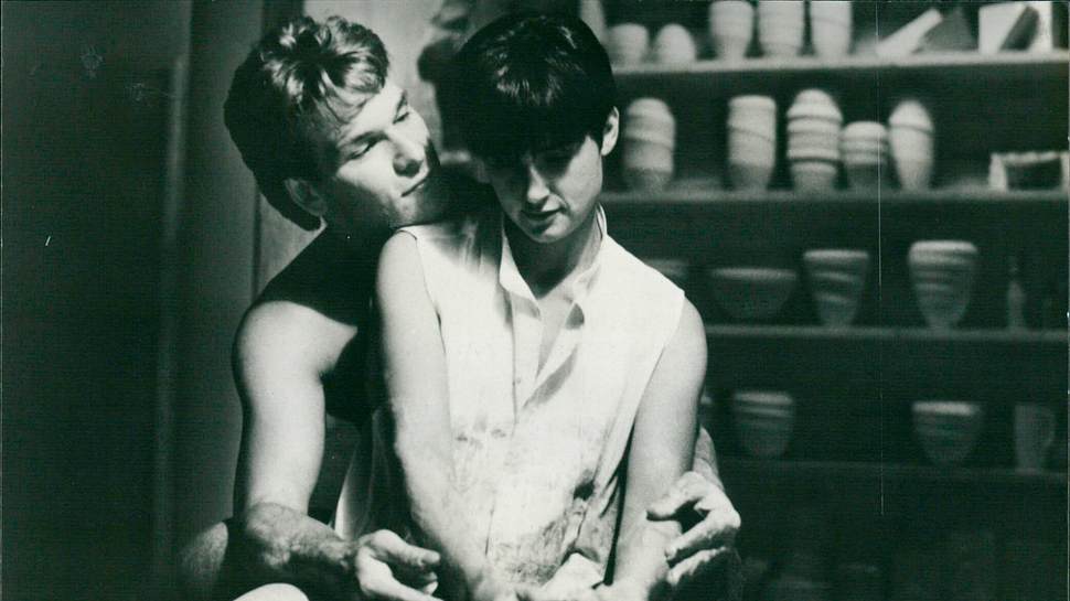 Das Lied aus Ghost weckt Erinnerungen - Demi Moore und Patrick Swayze in der berühmten Töpfer-Szene. - Foto: IMAGO / United Archives Entertainment