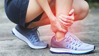 Die PECH-Regel kannst du bei Verletzungen der Muskeln und Gelenke anwenden. - Foto: Rattankun Thongbun/iStock