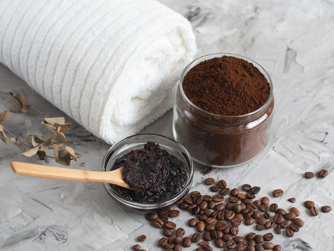 Peeling ohne Mikroplastik Schwarzes Peeling ohne Mikroplastik aus Kaffee