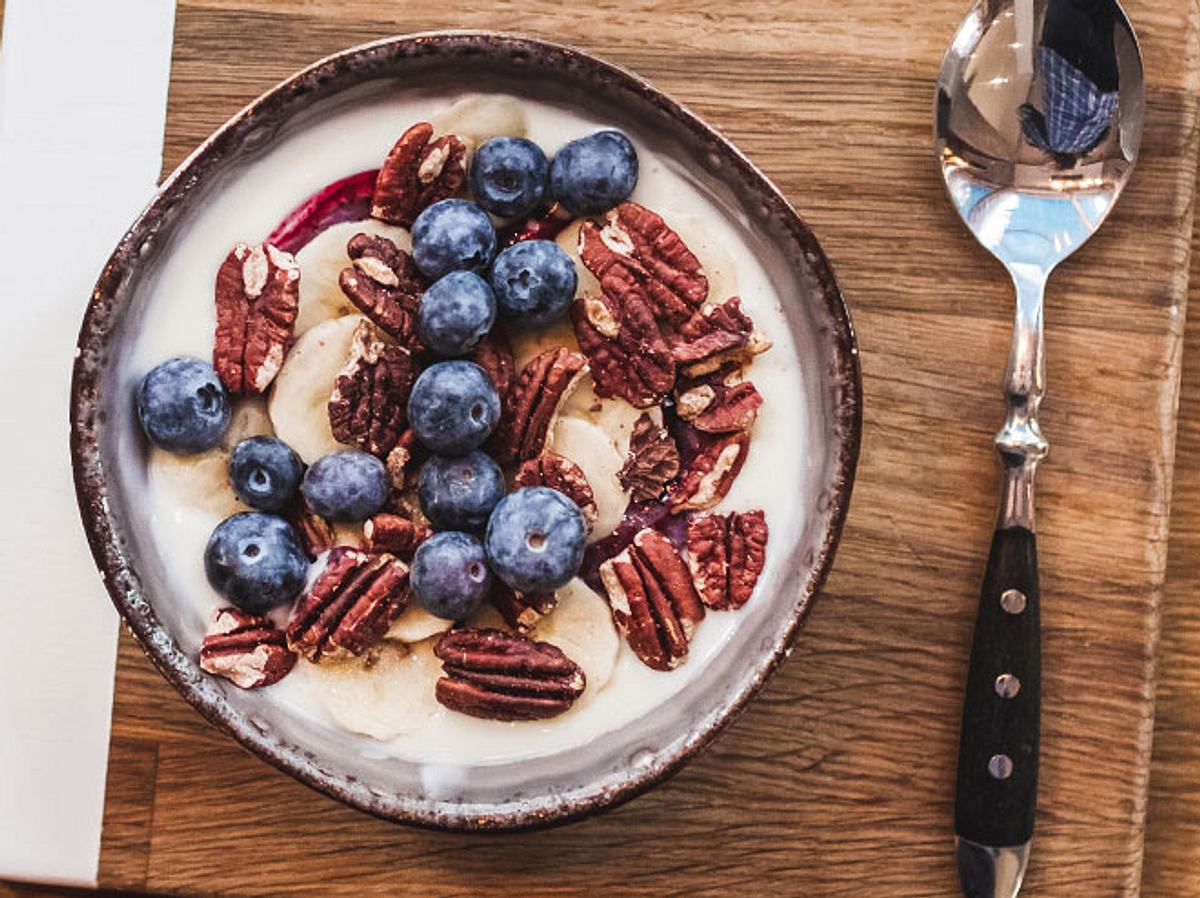 Pekannuss-Blaubeer-Joghurt hilft dir mit Proteinen und vielen Mineralstoffen beim Abnehmen.