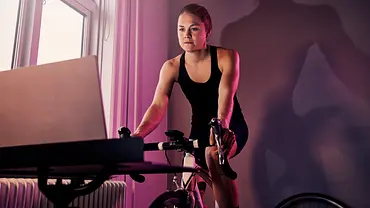 Frau trainiert auf Peloton-Alternative - Foto: iStock/pixdeluxe Frau trainiert auf Peloton-Alternative - Foto: iStock/pixdeluxe