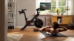 Frau trainiert mit Peloton Bike - Foto: Peloton Frau trainiert mit Peloton Bike - Foto: Peloton
