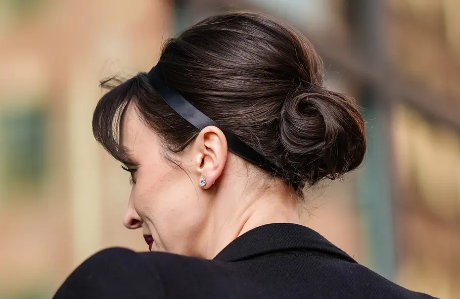Dutt-Frisur und Haarreif für Frauen ab 50 Peppige Frisuren für Frauen ab 50: Die schönsten Haarschnitte und Stylings