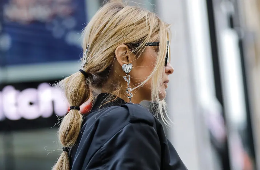 Peppige Frisuren für Frauen ab 50: Die schönsten Haarschnitte und Stylings Tiefer Pferdeschwanz für lange Haare