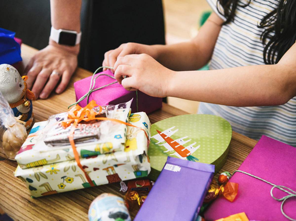 Kind öffnet personalisierte Geschenke für Kinder